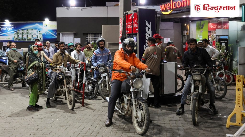 ईरान में जंग के बीच निकला पाकिस्तान का 'तेल', शटडाउन जैसे हालात; स्कूल और...