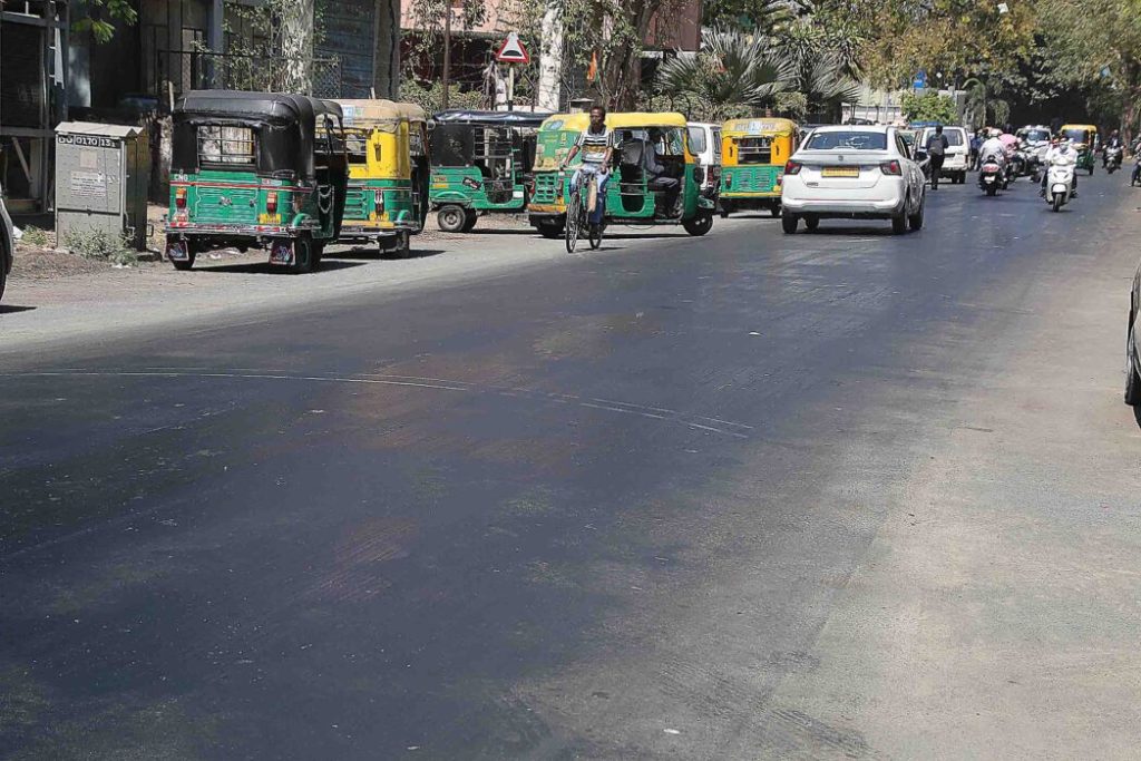 રસ્તાનો ડામર પીગળતા વાહન ચાલકો મુશ્કેલીમાં મુકાયા