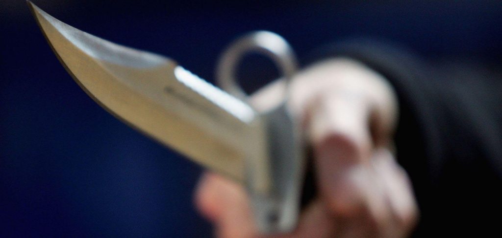 રાજકોટમાં સ્ત્રી મિત્ર પર છરીથી હુમલો કરી યુવકે ટ્રેન નીચે આપઘાત કરી લીધો