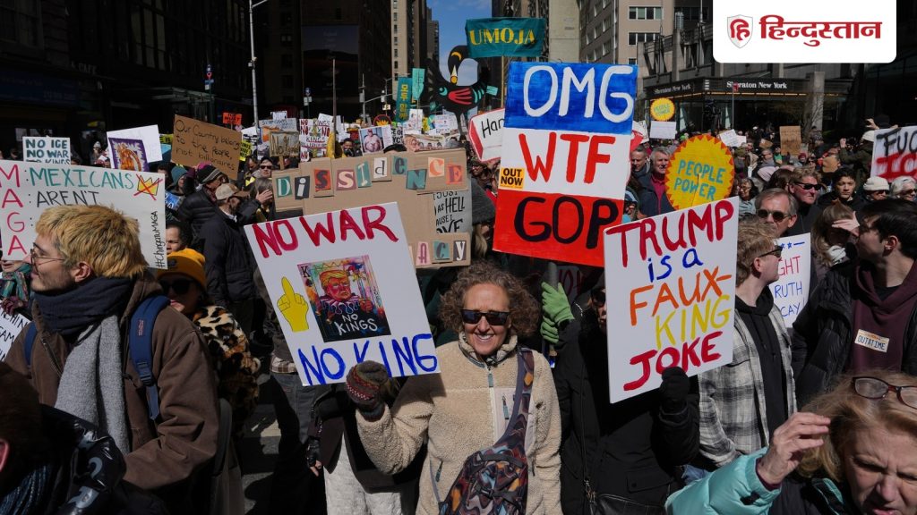 ઈરાનમાં ફસાયેલા ટ્રમ્પ હવે ઘરમાં પણ ઘેરાયેલા છે; અમેરિકામાં વિરોધ પ્રદર્શન માટે રસ્તાઓ પર… ईरान में फंसे, अब घर में भी घिरे ट्रंप; अमेरिका में विरोध के लिए सड़कों पर...