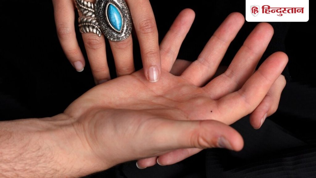 हस्तरेखा शास्त्र: हथेली पर तिल का होना क्या संकेत देता है? जानिए इसके बारे...