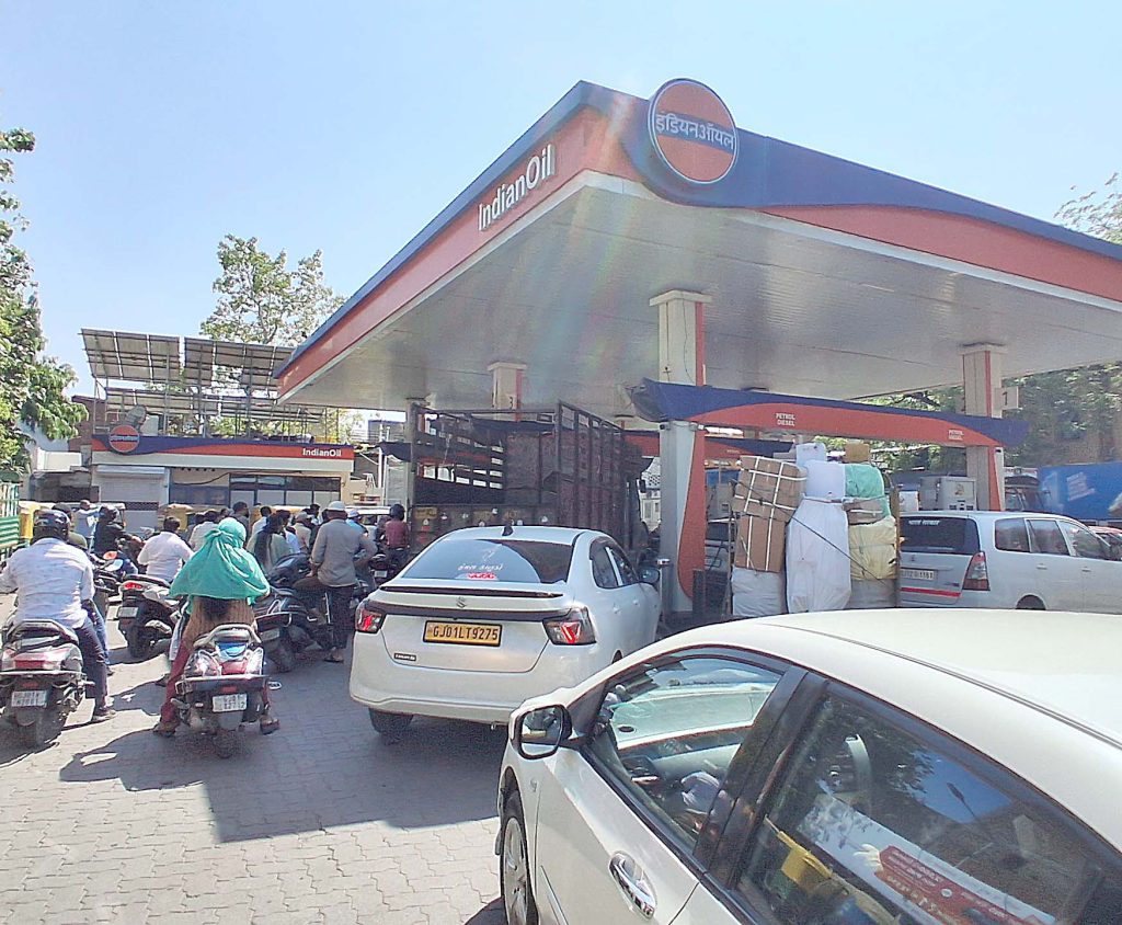અમદાવાદમાં પેટ્રોલ-ડીઝલની અછતની દહેશતઃ પેટ્રોલ પંપો પર લાંબી લાઈનો લાગી