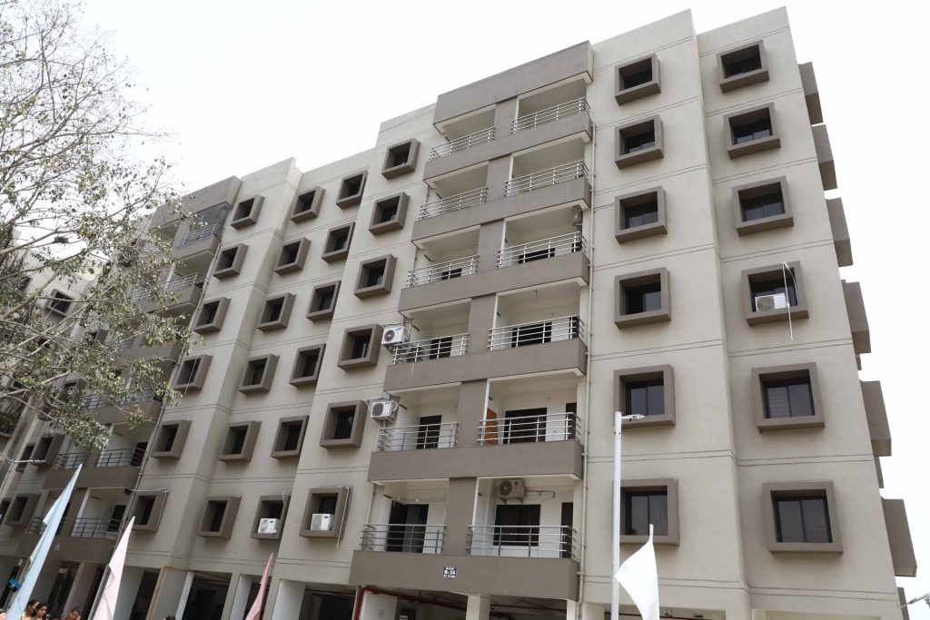 મ્યુનિ.ની શિવાલય હાઈટ્‌સ સ્કીમમાં ભાડૂઆતોઃ એક મકાન સીલ, ૧૬ને અંતિમ નોટિસ...