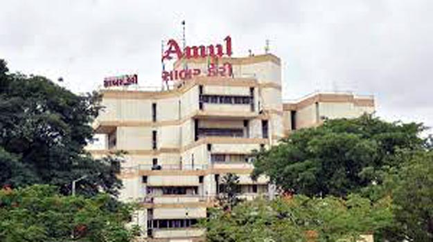 સાબર ડેરીમાં નકલી દૂધ મામલે બે ડિરેક્ટરોએ મારામારી કરી કપડાં ફાડી નાંખ્યા સાબર ડેરીમાં નકલી દૂધ મામલે બે ડિરેક્ટરોએ મારામારી કરી કપડાં ફાડી નાંખ્યા