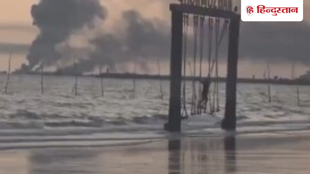 જુઓ, હોર્મુઝમાં વિનાશના કાળા ધુમાડા વચ્ચે ઝૂલતી નિર્ભીક માસૂમ બાળકી; લોકો… देखें, होर्मुज में तबाही के काले धुएं के बीच झूला झूल रही बेखौफ मासूम; लोगों...