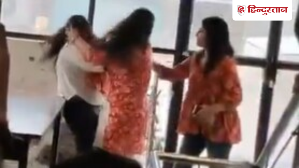 Viral Video: गलगोटिया यूनिवर्सिटी में भिड़ गईं दो सहेलियां, एक ही लड़के से दोनों...