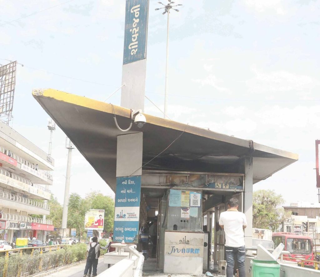 શિવરંજની ચાર રસ્તા પાસે BRTS બસ સ્ટેન્ડની કેબિનમાં આગ, 