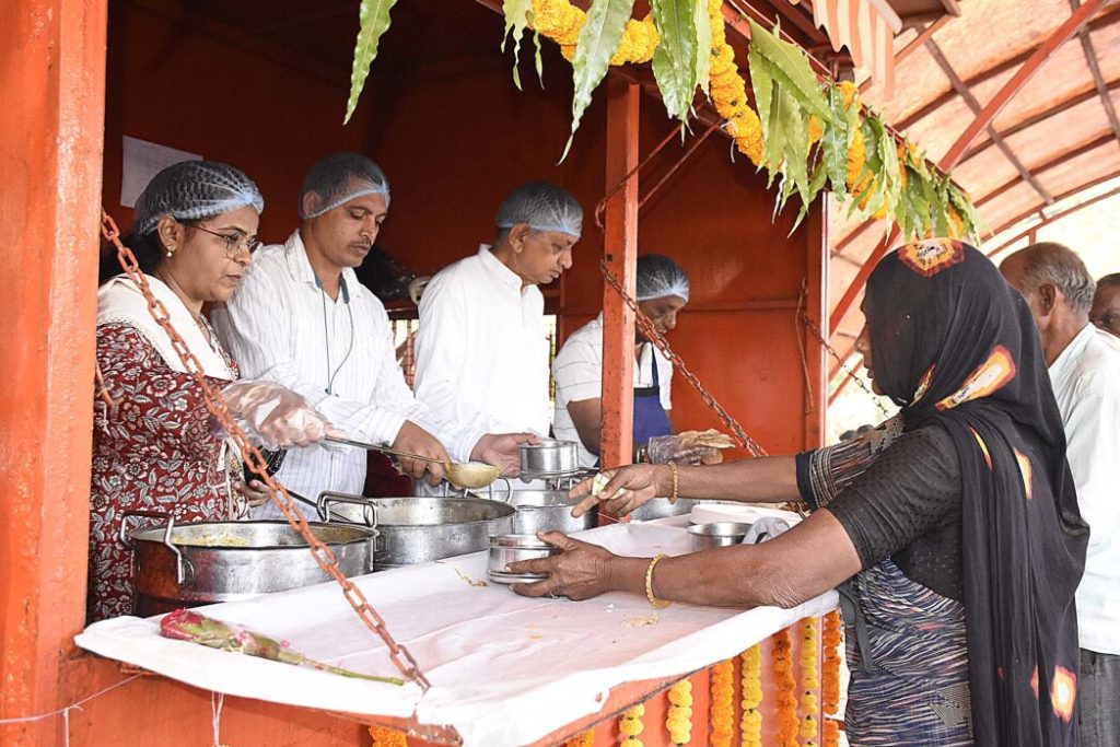 શ્રમિકોને માત્ર રૂપિયા 5 માં પૌષ્ટિક ભોજન અને આરોગ્ય સુવિધાનો વ્યાપ વધશે શ્રમિકોને માત્ર રૂપિયા 5 માં પૌષ્ટિક ભોજન અને આરોગ્ય સુવિધાનો વ્યાપ વધશે