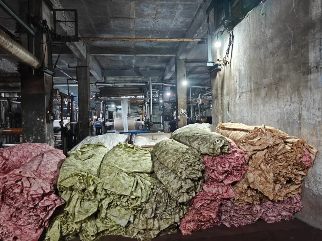 યુદ્ધને પગલે નિકાસ અટકતાં સુરતના ટેક્સટાઈલ ઉદ્યોગમાં કાપડનો ભરાવો