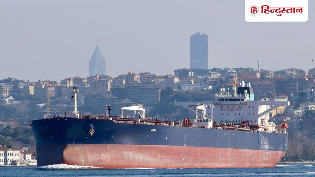 તુર્કી ઓઇલ ટેન્કર પર હુમલો, જે રશિયાથી ક્રૂડ ઓઇલથી ભરેલું હતું; સીધા માંથી કંઈક… तुर्की के तेल टैंकर पर हमला, रूस से भरा था कच्चा तेल; स्ट्रेट से कुछ...