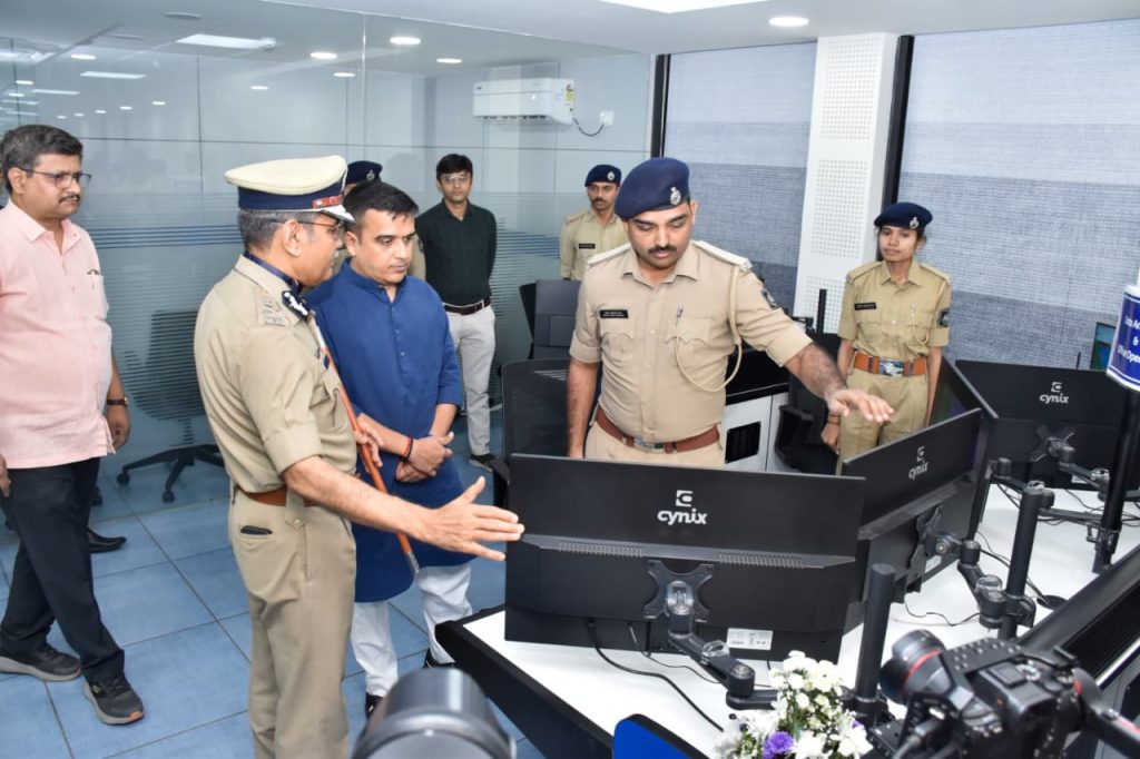 વડોદરા પોલીસ ભવનમાં સિટી લેવલનું કમાન્ડ એન્ડ કન્ટ્રોલ આધુનિક સેન્ટર...