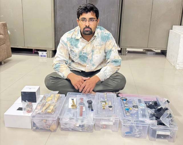 કરોડોની કિંમત ધરાવતી વિવિધ બ્રાન્ડની ડુપ્લિકેટ ઘડિયાળ વેચતો વેપારી… કરોડોની કિંમત ધરાવતી વિવિધ બ્રાન્ડની ડુપ્લિકેટ ઘડિયાળ વેચતો વેપારી...