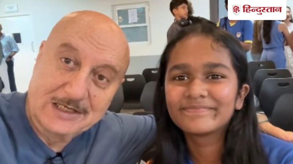 दोस्त के मरने के बाद उनकी जिम्मेदारी निभा रहे अनुपम खेर, पैरेंट बन अटेंड...