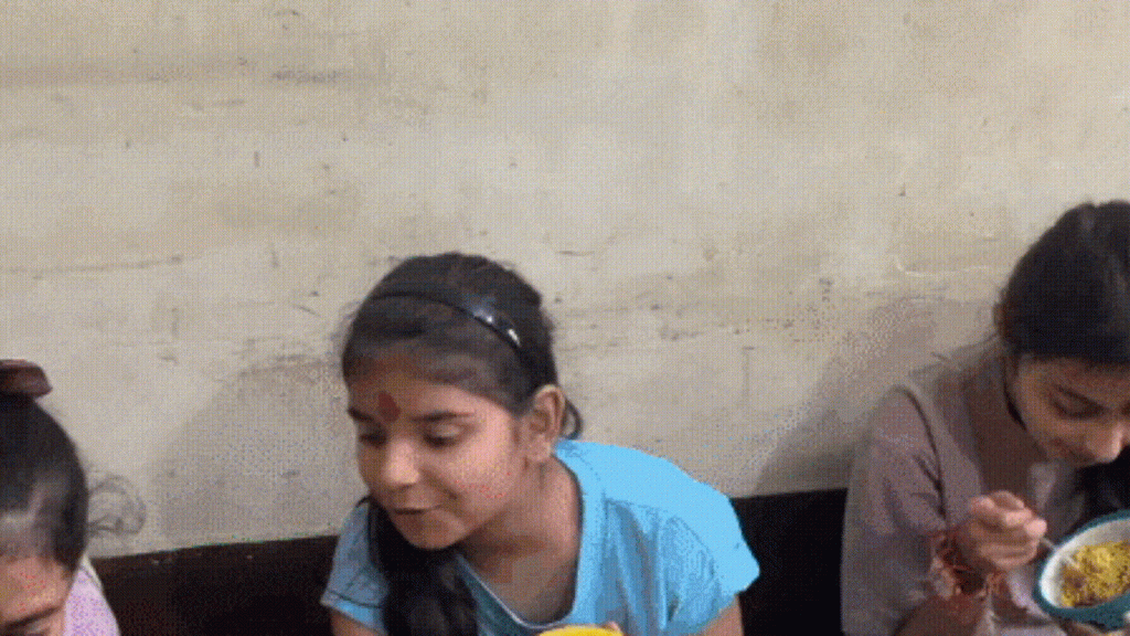 ‘નવી પેઢીની કંજક પર્વ’: મેગી-બર્ગર પીરસવામાં આવ્યું, પરંપરા અંગે અભિપ્રાયો વહેંચાયા ‘नई पीढ़ी का कंजक भोज’: मैगी-बर्गर परोसे गए, परंपरा को लेकर बंटी राय