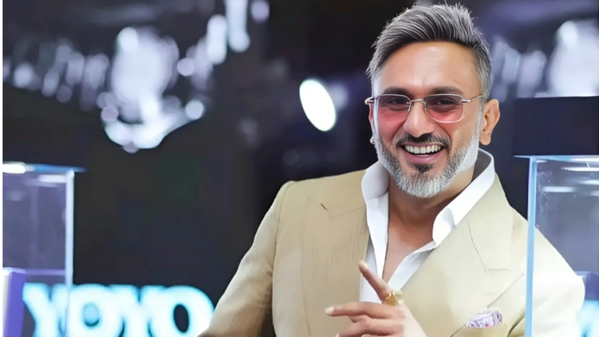 હની સિંહના લાઈવ શોના ગેટ પર ચડી મહિલા ફેન તેની સાથે દુર્વ્યવહાર, વીડિયો થયો વાયરલ