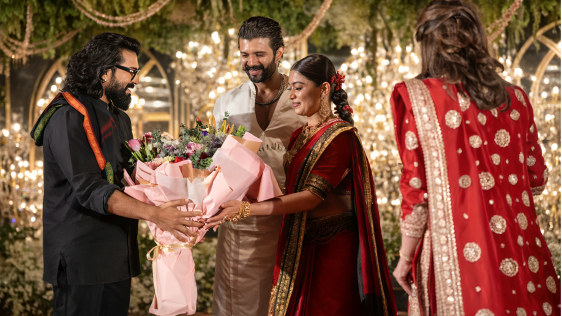 વિજય દેવેરાકોંડા-રશ્મિકા મંદન્નાના રિસેપ્શનમાં કેમ ઉઘાડપગું પહોંચ્યા રામ ચરણ? વિડીયો જોયા પછી ચાહકો ચોંકી ગયા