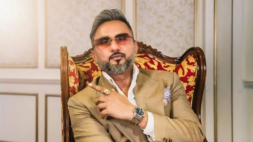 હની સિંહને સ્ટેજ પર જોઈને સામે બેઠેલી માતા પોતાના આંસુ રોકી ન શકી, વીડિયો થયો વાયરલ हनी सिंह को मंच पर देख सामने बैठी मां रोक नहीं पाईं अपने आंसू, वीडियो वायरल