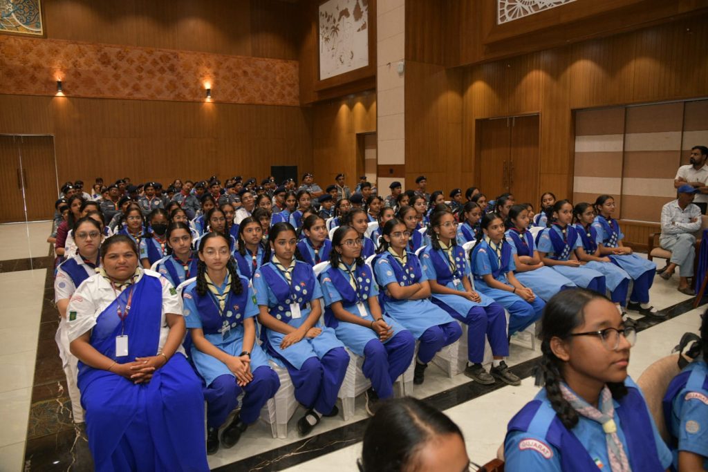 મોબાઈલના આભાસી વિશ્વ વચ્ચે સ્કાઉટ્સ-ગાઈડ્સના યુવાનો રાષ્ટ્ર અને… મોબાઈલના આભાસી વિશ્વ વચ્ચે સ્કાઉટ્સ-ગાઈડ્સના યુવાનો રાષ્ટ્ર અને...