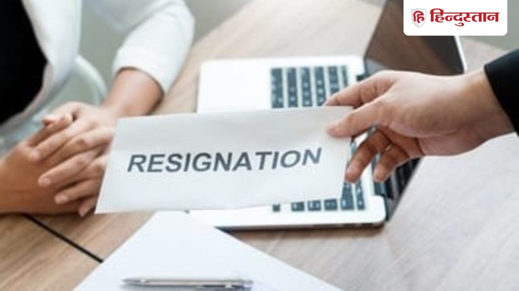 मैनेजर ने दफ्तर में सबके सामने ऐसा क्या किया कि शख्स ने तुरंत दे दिया...