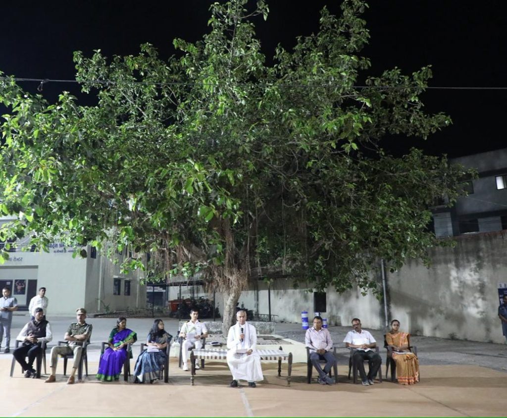 જાતે હાથમાં ઝાડુ પકડી રાજ્યપાલે ગામમાં સફાઈ કરી: સ્વચ્છ સમાજ માટે...