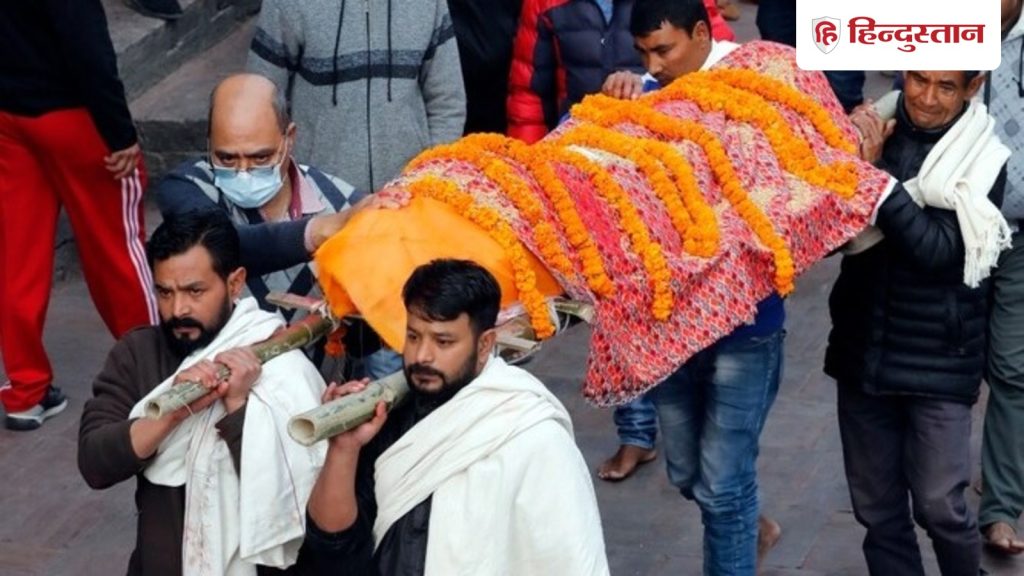 ગરુડ પુરાણઃ ભૂલથી પણ અંતિમ સંસ્કારમાં ન હાજર રહેવું જોઈએ આ 5 લોકો… गरुड़ पुराण: अंतिम संस्कार में गलती से भी इन 5 लोगों को नहीं होना चाहिए...