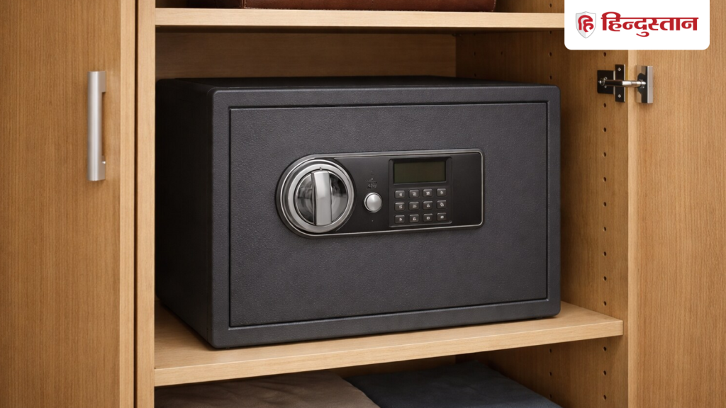 वास्तु शास्त्र: तिजोरी के पास रखते हैं भगवान की तस्वीर या मूर्ति तो हो जाएं...