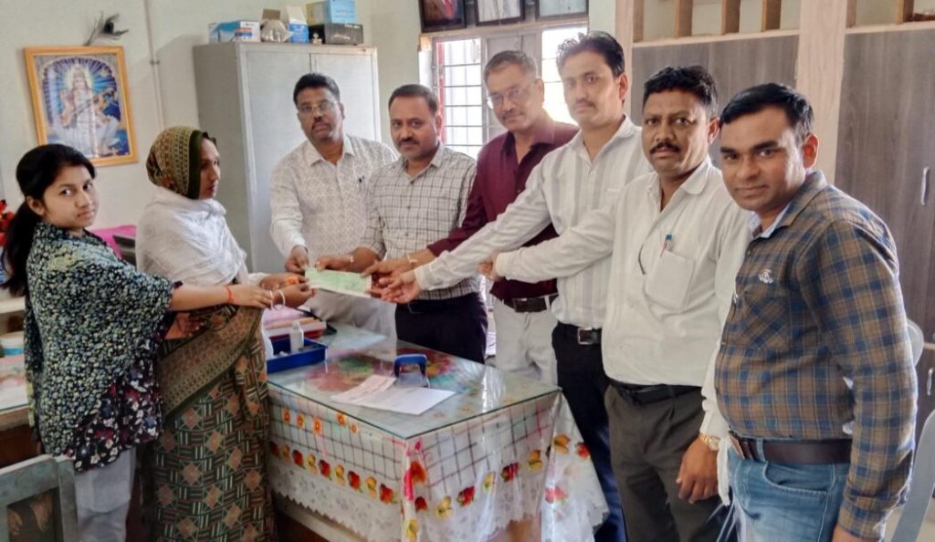 બે સ્વર્ગસ્થ મુખ્ય શિક્ષકોના પરિવારોને ૨૦ લાખની સહાયના ડ્રાફ્‌ટ અર્પણ...