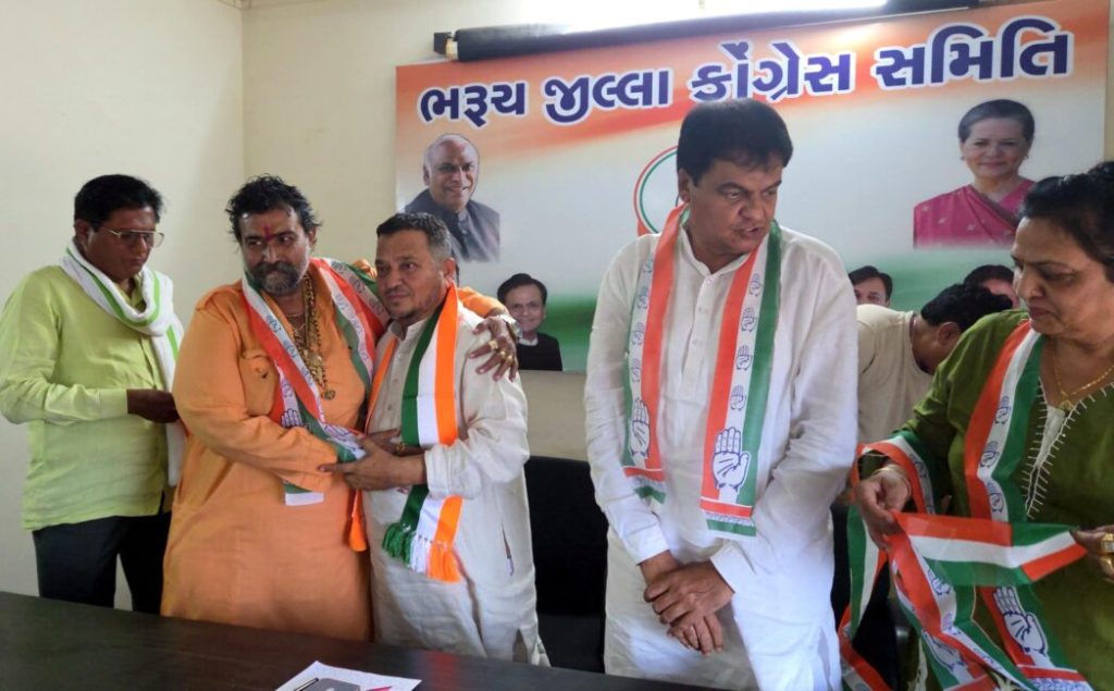 ભરૂચ પાલિકાના પૂર્વ પ્રમુખ BJP છોડીને કોંગ્રેસમાં જોડાયા ભરૂચ પાલિકાના પૂર્વ પ્રમુખ BJP છોડીને કોંગ્રેસમાં જોડાયા