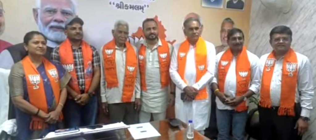 કોંગ્રેસના ઉમેદવારે ફોર્મ પરત ખેંચી કેસરિયો ધારણ કરી લેતાં બેઠક બિનહરીફ… કોંગ્રેસના ઉમેદવારે ફોર્મ પરત ખેંચી કેસરિયો ધારણ કરી લેતાં બેઠક બિનહરીફ...