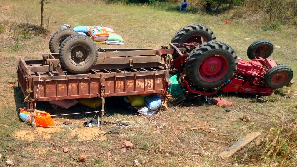 વિરપુર તાલુકાના ચોરસા ગામ પાસે ટ્રેક્ટર પલટી ખાતા અકસ્માતઃ ૯ શ્રમિકો… વિરપુર તાલુકાના ચોરસા ગામ પાસે ટ્રેક્ટર પલટી ખાતા અકસ્માતઃ ૯ શ્રમિકો...