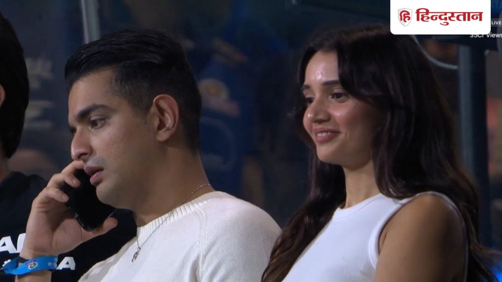 કોણ છે રણવીર અલ્હાબાદિયાની ગર્લફ્રેન્ડ જુહી ભટ્ટ? RCB vs MI મેચમાં સ્પોટ્સ रणवीर इलाहाबादिया की गर्लफ्रेंड जूही भट्ट कौन है? RCB vs MI मैच में हुए स्पॉट