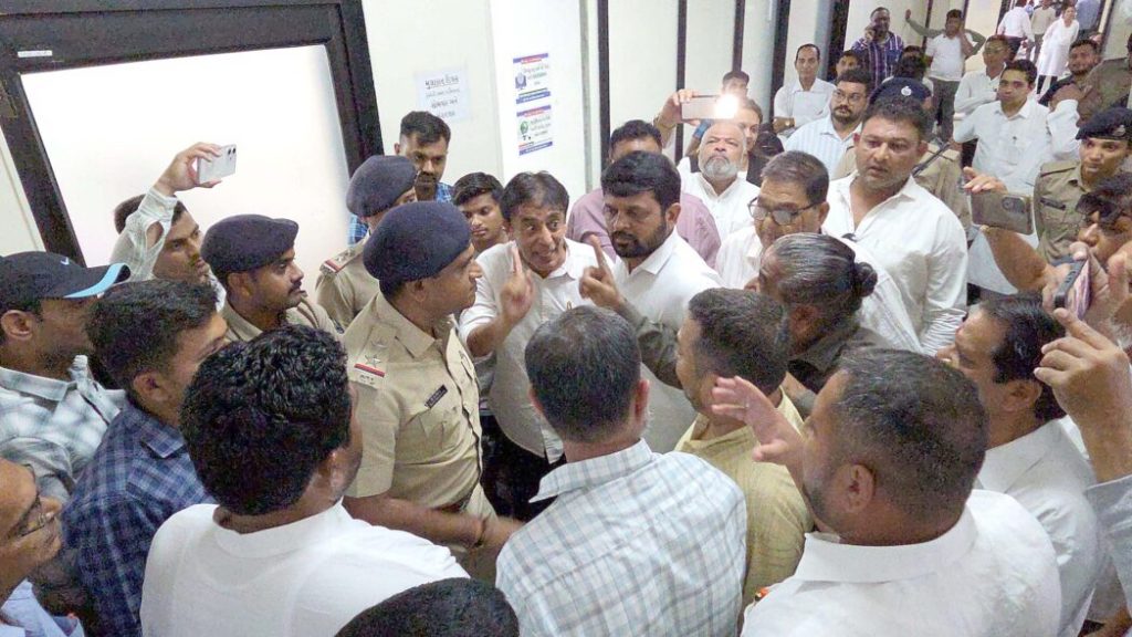 કોંગ્રેસના જ કાર્યકરોએ કોંગ્રેસના ઉમેદવારને લાવી ઉમેદવારી પરત ખેંચાવી