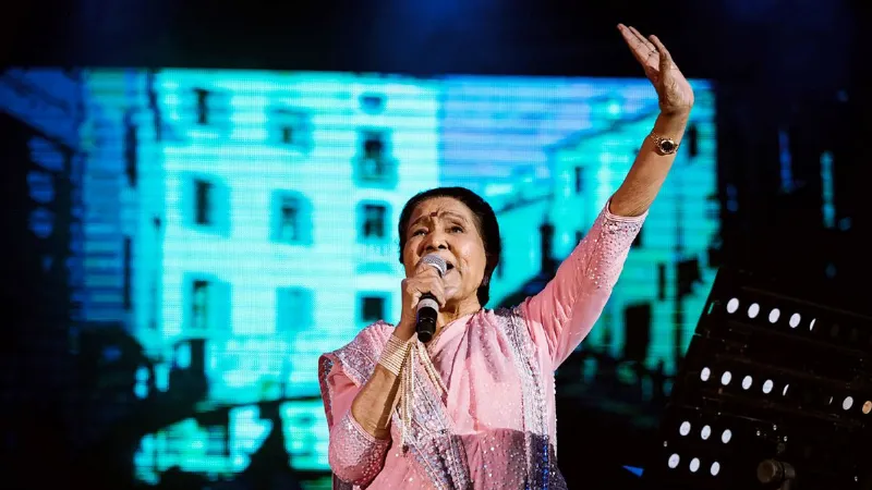 20 ભાષાઓમાં 12 હજાર ગીતો ગાયા, અભિનયમાં પણ હાથ અજમાવ્યો… આશા ભોંસલેના જીવન પરથી… 20 भाषाओं में गाए 12 हजार गाने, एक्टिंग में भी आजमाया हाथ... आशा भोसले के जीवन से...