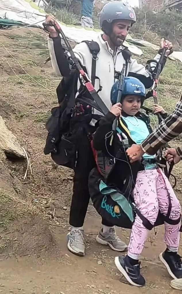 सात साल के बच्चे ने नियमों के खिलाफ Manali में टैंडम पैराग्लाइडिंग की, वीडियो...