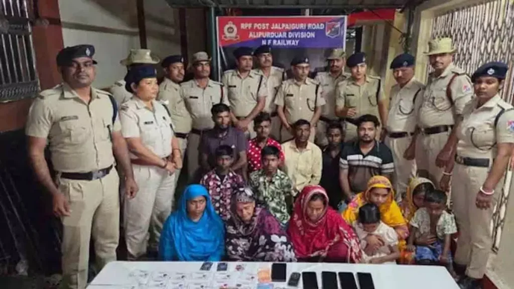 રેલવે પોલીસે 14 બાંગ્લાદેશીઓની અટકાયત કરી: ટ્રેનમાંથી નકલી આધાર કાર્ડ મળી આવ્યા… Railway Police ने 14 बांग्लादेशियों को हिरासत में लिया: ट्रेन में नकली आधार कार्ड...