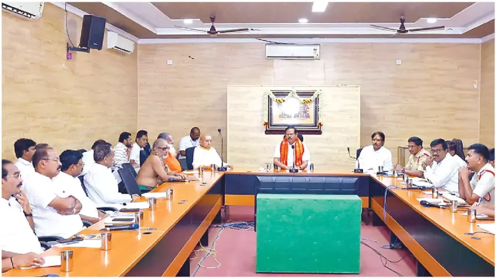 Andhra: भ्रामराम्बा देवी कुंभोत्सव के लिए विस्तृत व्यवस्थाओं को अंतिम रूप...