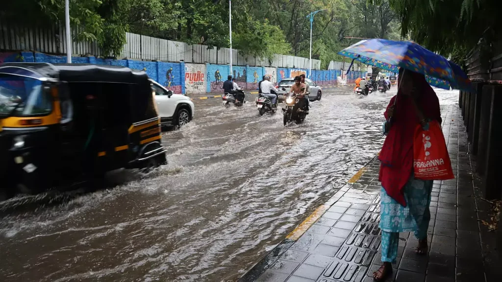 પૂણે: 129 વર્ષમાં એપ્રિલમાં સૌથી વધુ વરસાદ, તોફાનને કારણે પરિસ્થિતિ વધુ વણસી Pune : 129 साल में अप्रैल में सबसे ज़्यादा बारिश, आंधी-तूफ़ान से हालात बिगड़े