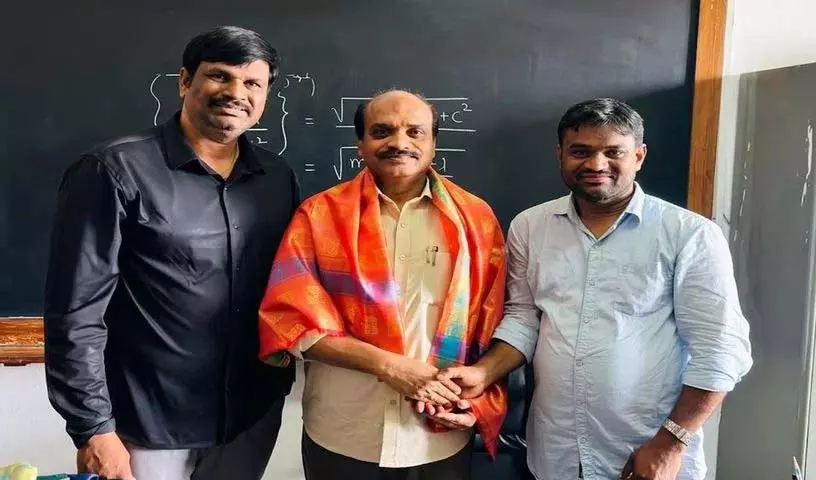 શ્રી રામોજુ રઘુને OU તેલુગુ વિભાગના BOS અધ્યક્ષ તરીકે નિયુક્ત કરવામાં આવ્યા છે… श्री रामोजू रघु को OU तेलुगु डिपार्टमेंट के BOS चेयरमैन के तौर पर नियुक्त किया...