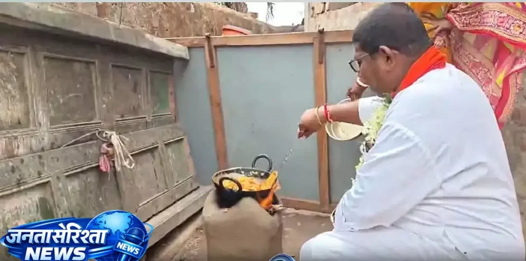 બીજેપી ઉમેદવારે ગેસ બચાવવા માટે માટીના ઓવનમાં ઘરે માંસ રાંધ્યું BJP Candidate ने गैस बचाने के लिए मिट्टी के तंदूर में घर पर मीट पकाया