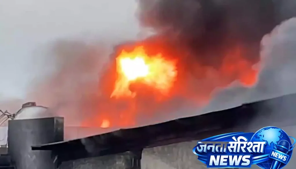 જુઓ વીડિયોઃ જૂતાની ફેક્ટરીમાં લાગી આગ, કર્મચારીઓએ બચાવ્યો જીવ देखे Video: जूते की फैक्ट्री में लगी आग कर्मचारियों ने बचाई जान