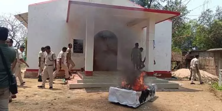 ઓડિશા: અંધ સગીર પર બળાત્કાર બાદ ગુસ્સે ભરાયેલા ટોળાએ ચર્ચ પર હુમલો કર્યો Odisha: नेत्रहीन नाबालिग से रेप के बाद गुस्साई भीड़ ने चर्च पर हमला किया
