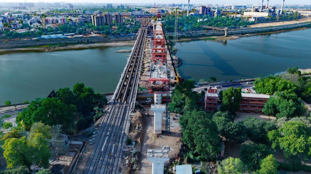 બુલેટ ટ્રેન કોરિડોર માટે સાબરમતી નદી પરના પુલનું કામ ઝડપથી આગળ વધી રહ્યું...