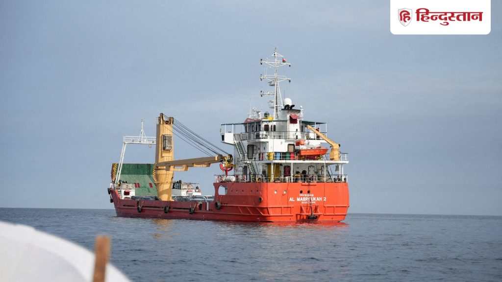 होर्मुज नाकेबंदी पर डोनाल्ड ट्रंप के दावे फुस्स, स्ट्रेट से गुजरते दिखे...