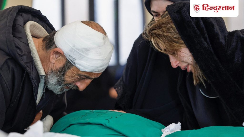 लेबनान में मासूमों की जान ले रहा इजरायल, पिता को दफनाने आई बेटी भी घायल