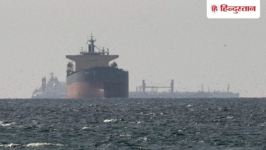 भड़क गया ईरान, स्ट्रेट ऑफ होर्मुज में एक जहाज पर कर दिया हमला; वॉर्निंग तक...