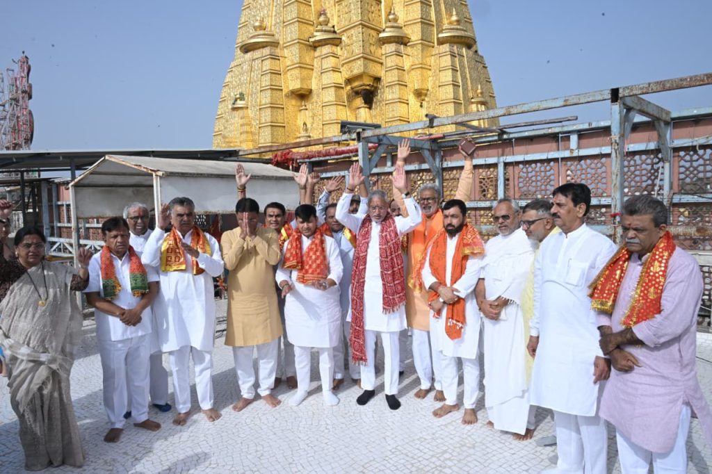 BJP પ્રમુખે અંબાજીના માતાજીના આશીર્વાદ મેળવીને મંદિરના શિખર પર...