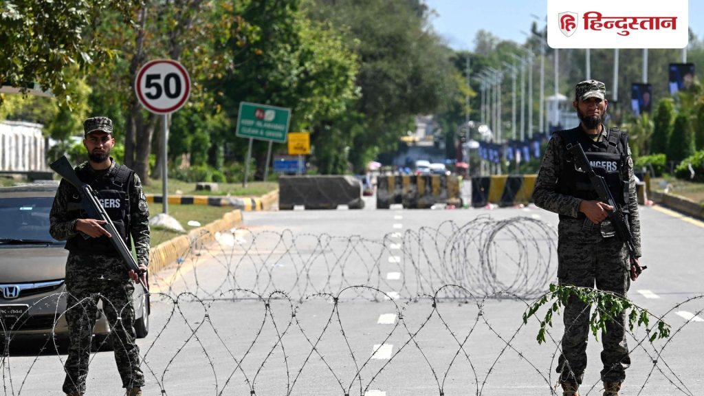 स्कूल-दफ्तर बंद, चप्पे-चप्पे पर पुलिस की तैनाती; सड़कें भी सील, पाक में...