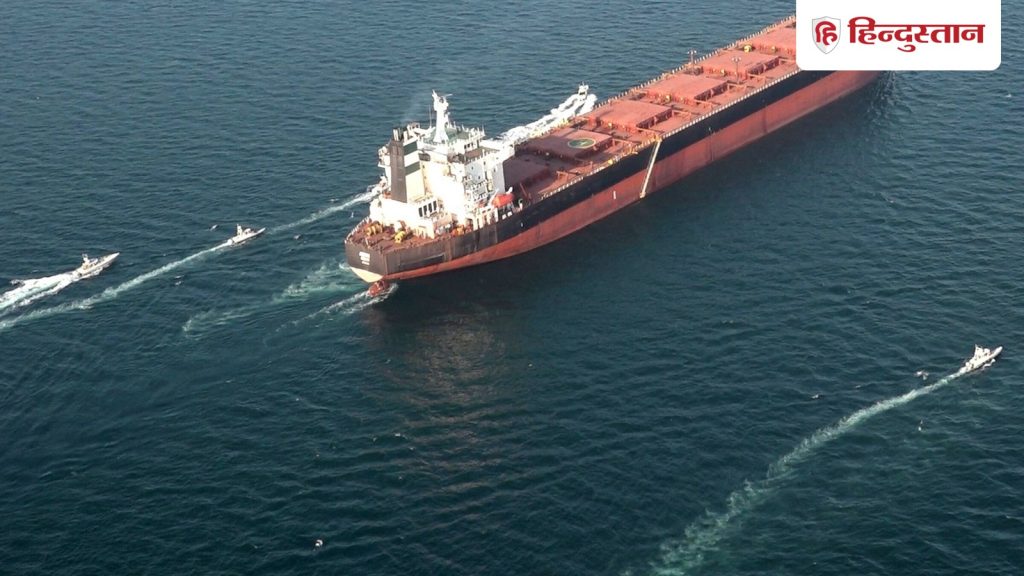 अमेरिकी नाकेबंदी के बीच होर्मुज से बाहर निकला पाकिस्तानी जहाज, क्या लदा था?