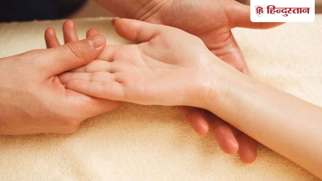 हस्तरेखा शास्त्र: भाग्य रेखा से सूर्य पर्वत तक, हथेली में ऐसे निशान वाले...