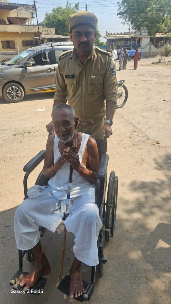 મતદાન મથકો પર દિવ્યાંગ અને વૃદ્ધ મતદારોની વ્હારે આવતા પોલીસકર્મીઓ
